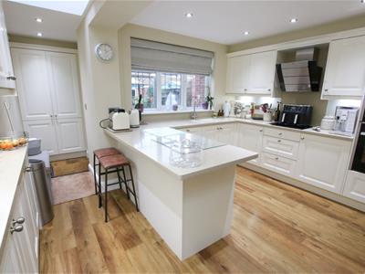 BESPOKE FITTED BREAKFAST KITCHEN